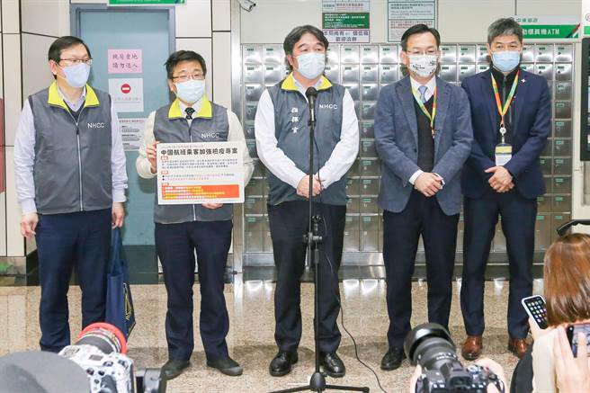 中央流行疫情指挥中心指挥官王必胜（中）28日宣布，从明年1月1日起到31日为期一个月，对来自中国四个航点的入境乘客进行唾液PCR检验，并进行0＋7自主防疫，目前估计一月份从中国回来旅客人数大约会有3万人左右。（陈麒全摄）