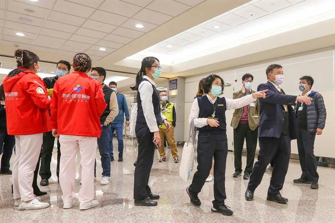 中央流行疫情指挥中心指挥官王必胜28日宣布，从明年1月1日起到31日为期一个月，对来自中国四个航点的入境乘客进行唾液PCR检验，并进行0＋7自主防疫，初步是规划在第二航厦D7到D9的入境长廊专案专用，将航班集中在D7、D8、D9这3个候机室处理，相关区域为中国航班专用，其他的旅客不会过去，相关单位在下午已经开始会勘採集站设置区。（陈麒全摄）