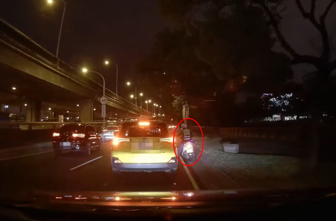 民眾因为癫痫发作求救员警帮忙，员警在下班尖峰时间「沿路敲窗」协助开道。（翻摄自脸书TCPB局长室）