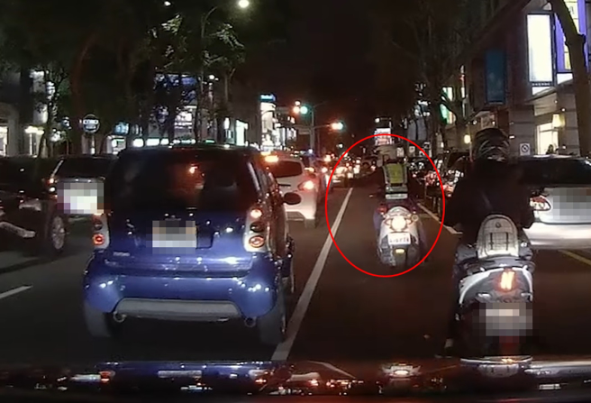 民眾因为癫痫发作求救员警帮忙，员警在下班尖峰时间「沿路敲窗」协助开道。（翻摄自脸书TCPB局长室）