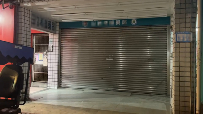 药师公会全联会证实，北市药师确有哄抬价格，该药局晚间已拉下铁门。（民眾提供）