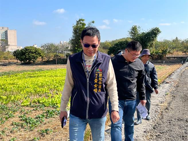 今年台中设10处加肥站供农民取用，施志昌今天邀集环保局与农民了解使用状况。(施志昌服务处提供)