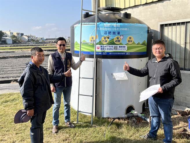 今年台中设10处加肥站供农民取用，施志昌今天邀集环保局与农民了解使用状况。(施志昌服务处提供)