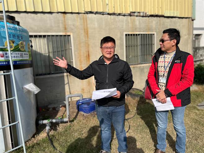 今年台中设10处加肥站供农民取用，施志昌今天邀集环保局与农民了解使用状况。(施志昌服务处提供)