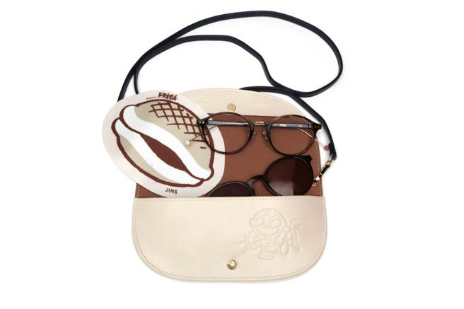 JINS Switch多啦Ａ梦款式，搭配的眼镜盒以四次元口袋为灵感，可收纳眼镜及墨镜前挂片。（JINS提供）