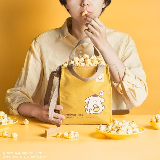 台湾袋包品牌satana，布丁狗联名款迷你托特包(古金黄，1600元。（satana提供）