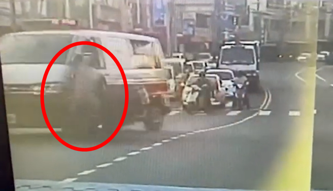 18岁高中生疑似赶着骑车上学，当时路口有辆正值勤的救护车红灯穿过路口，该学生在没剎车之下猛力撞上救护车，当场重摔在地，头部与四肢多处骨折。（翻摄自记者爆料网）