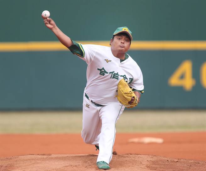 爆米花棒球联盟28日举行由合库对战台湾电力的冠军战，合库先发投手黄健隆在预定先发投手确诊新冠肺炎下临危受命上场先发，主投7.1局失2分力保战局，合库才有机会在延长赛中获胜夺冠。（郑任南摄）