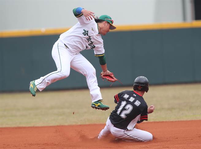 爆米花棒球联盟28日举行由合库对战台湾电力的冠军战，台电蔡智榆（右）1局上打出一分打点后再盗二垒，在合库游击手林瀚跳起接球之际盗上二垒。（郑任南摄）