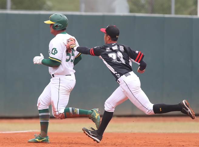爆米花棒球联盟28日举行由合库对战台湾电力的冠军战，合库马文修（左）2局下在二垒时跑垒不当，遭台电游击手陈圣贤（右）夹杀在2、3垒之间。（郑任南摄）