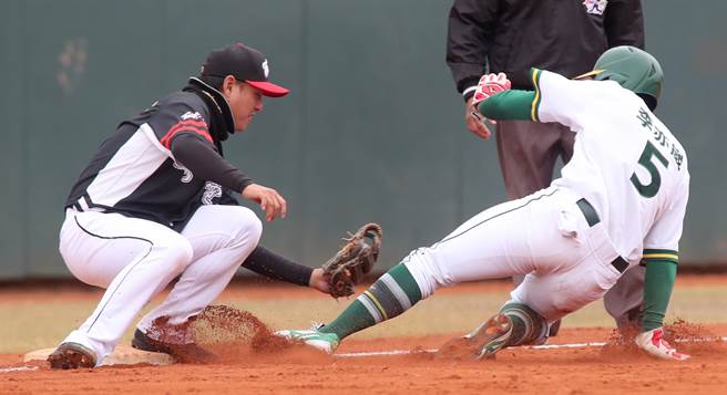 爆米花棒球联盟28日举行由合库对战台湾电力的冠军战，合库李亦崴（右）3局下在二垒时想藉一记牺牲短打挺进3垒，遭台电3垒手萧帛庭（左）接球触杀在3垒前。（郑任南摄）