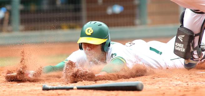 爆米花棒球联盟28日举行由合库对战台湾电力的冠军战，合库陈智辉4局下藉着安打自二垒飞奔扑回本垒拿下第2分。（郑任南摄）