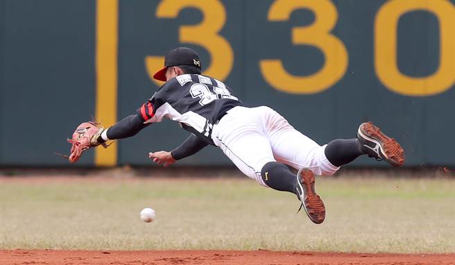 爆米花棒球联盟28日举行由合库对战台湾电力的冠军战，台电游击手陈圣贤（右）8局下飞身未能拦下一记强劲内野滚球，（郑任南摄）