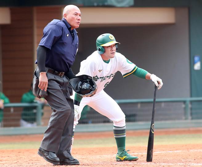 爆米花棒球联盟28日举行由合库对战台湾电力的冠军战，合库杨振裕9局下平手下打出外野深远飞球，与主审一起望着飞球越飞越远飞出界外。（郑任南摄）