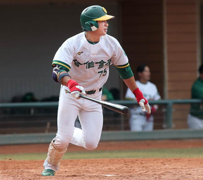 爆米花棒球联盟28日举行由合库对战台湾电力的冠军战，合库陈孝允10局下落后2分满垒时打出二垒安打，打回3分，带球队逆转战局获胜夺冠。（郑任南摄）