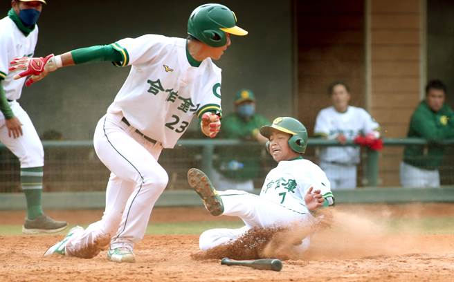 爆米花棒球联盟28日举行由合库对战台湾电力的冠军战，合库在10局下落后2分藉着适时安打垒上的跑者均跑回来得分，陈智辉（左）与张文贤（右）分别滑进本垒拿下第2、3分，夺得最后的胜利。（郑任南摄）
