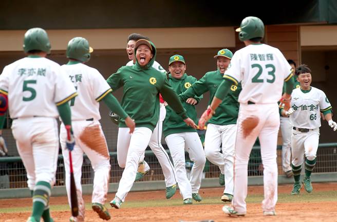 爆米花棒球联盟28日举行由合库对战台湾电力的冠军战，合库陈孝允10局下落后2分满垒时打出二垒安打，打回3分，带球队逆转战局获胜并夺冠，所有选手纷纷衝进场内兴奋得互相拥抱庆祝。（郑任南摄）