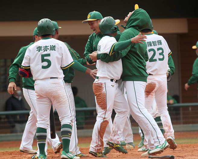 爆米花棒球联盟28日举行由合库对战台湾电力的冠军战，合库陈孝允10局下落后2分满垒时打出二垒安打，打回3分，带球队逆转战局获胜并夺冠，所有选手纷纷衝进场内兴奋得互相拥抱庆祝。（郑任南摄）