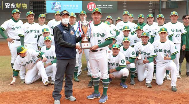 爆米花棒球联盟28日举行由合库对战台湾电力的冠军战， 合库在延长10局才获胜夺冠完成3连霸，全体队员获颁冠军杯。（郑任南摄）