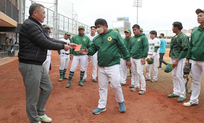 爆米花棒球联盟28日举行由合库对战台湾电力的冠军战，合库队夺冠后，前任总教练许顺益（左）特别到场邀集球员，现场发赠现金奖励表现有功球员。（郑任南摄）