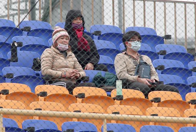 爆米花棒球联盟28日举行由合库对战台湾电力的冠军战，虽然天气寒冷仍可见少数球迷穿着包暖衣物进场，为球员加油。（郑任南摄）