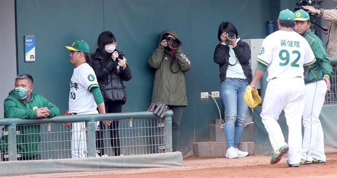 爆米花棒球联盟28日举行由合库对战台湾电力的冠军战，地主合库队的场边围着不少女性球迷拍照纪录球员的一举一动。（郑任南摄）