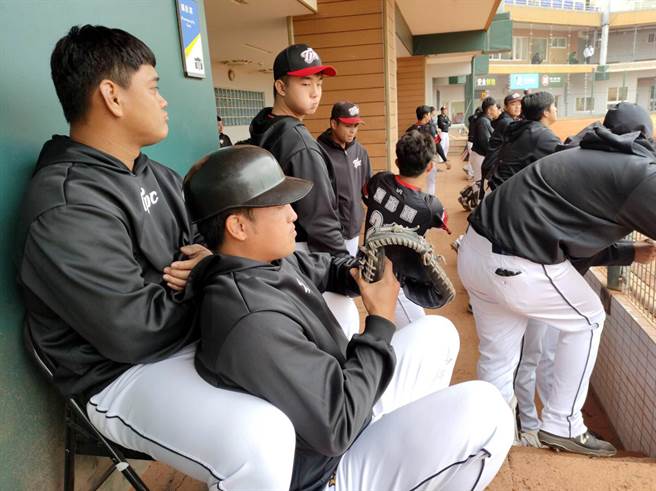 爆米花棒球联盟28日举行由合库对战台湾电力的冠军战，由南部北上来比赛的台电球员不时抱怨北部的天气寒冷，比起纪律严明的合库队，台电随性的队风让球员在休息室休息时表现出队友之间的好感情。（郑任南摄）