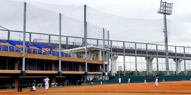 爆米花棒球联盟28日举行由合库对战台湾电力的冠军战，比赛举办场地三重球场就位于机场捷运线旁，不时可看到美丽的捷运车厢穿梭场边，比美老洋基球场捷运会经过外野的景观。（郑任南摄）