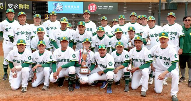 爆米花棒球联盟28日举行由合库对战台湾电力的冠军战， 合库在延长10局才获胜夺冠完成3连霸，全体队员获颁冠军杯。（郑任南摄）