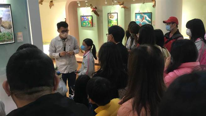 今年是墾丁國家公園管理處成立的第39年，周年慶系列活動28日在遊客中心熱鬧展開，當中「琅嶠鷹季－寫生比賽」也順勢開展。（墾管處提供／謝佳潾屏東傳真）