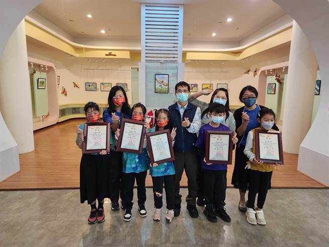 今年是墾丁國家公園管理處成立的第39年，周年慶系列活動28日在遊客中心熱鬧展開，當中「琅嶠鷹季－寫生比賽」也順勢開展。（墾管處提供／謝佳潾屏東傳真）