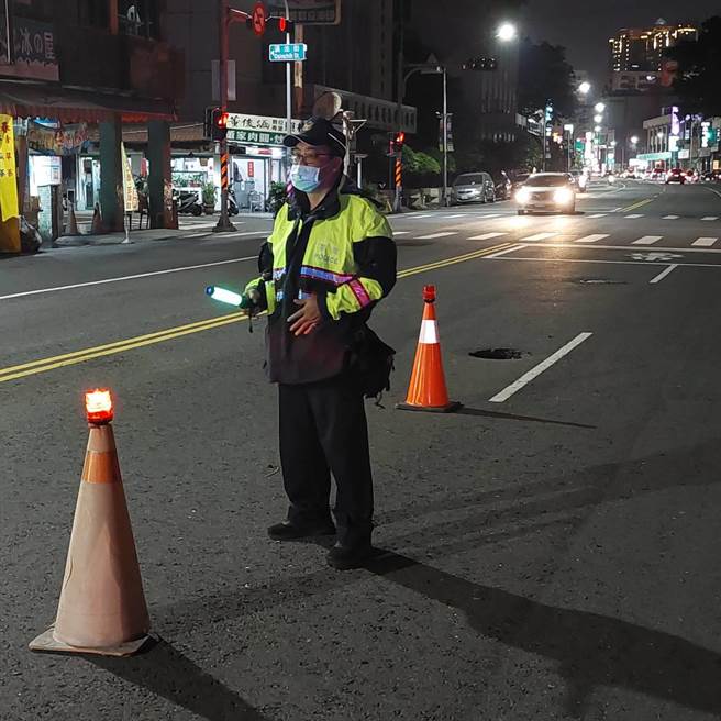 前镇区今出现坑洞。（翻摄照片／高雄洪靖宜传真）