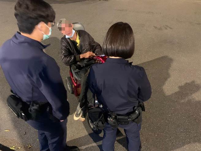 桃园新屋64岁罗姓老翁因电动代步车没电，昨日凌晨独自在街头不知如何是好。（翻摄画面／蔡明亘桃园传真）