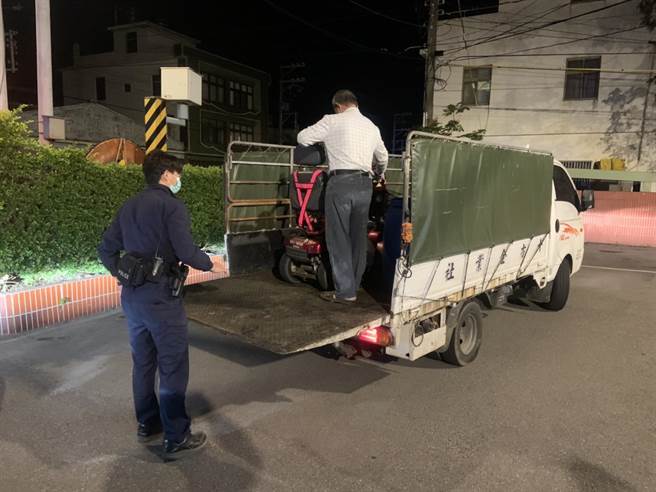 热心民眾开货车协助载运老翁的电动车。（翻摄画面／蔡明亘桃园传真）