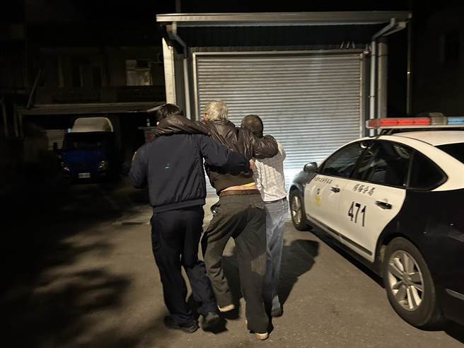 警方平安将老翁护送返家。（翻摄画面／蔡明亘桃园传真）