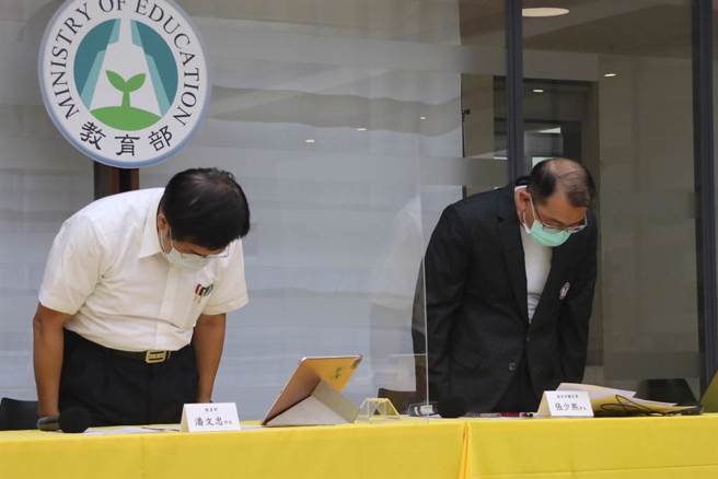 圖為教育部長潘文忠及體育署長張少熙為東奧選手搭經濟艙鞠躬道歉。(圖／教育部)