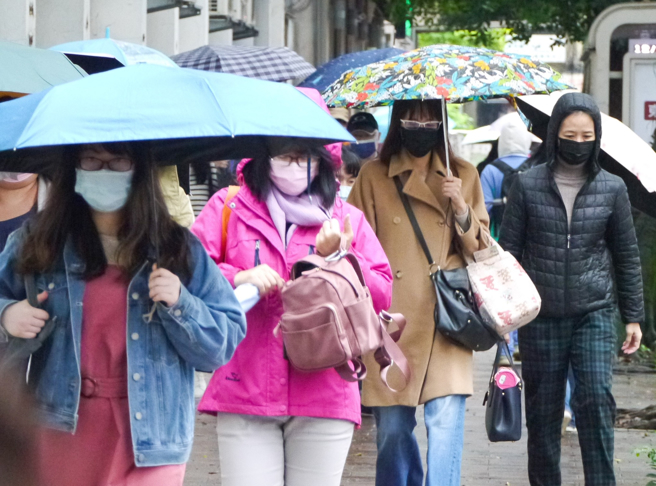 明日基隆北海岸、东北部地区及大台北山区有大雨机率，10县市恐下探10度。（示意图／陈俊吉摄）