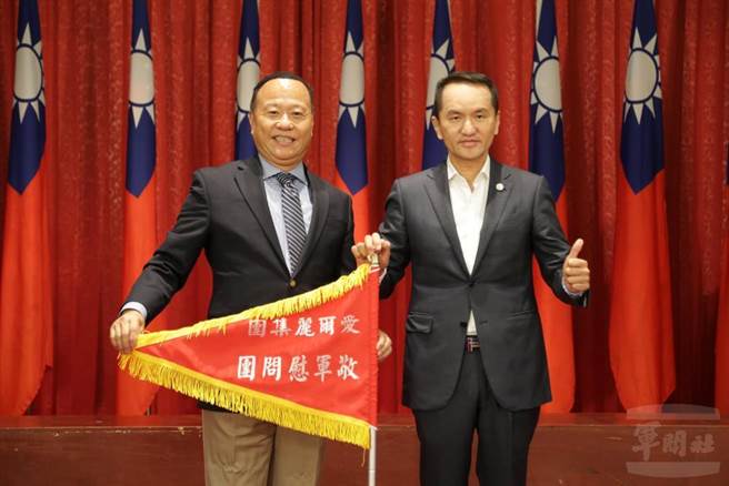 国防部副部长柏鸿辉为爱尔丽集团常如山总裁等34位敬军社团代表颁授敬军旗帜。（军闻社提供）