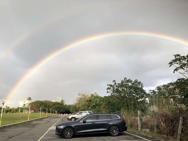 花蓮大本公園上方今（28日）下午出現罕見雙彩虹。（志工張淑貞老師提供）
