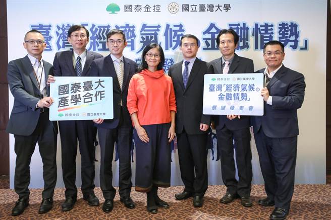 国泰金下修GDP至2.3％，明年上半年「前兔无亮」，只能寄望下半年能「鸿兔大展」。(国泰金提供)