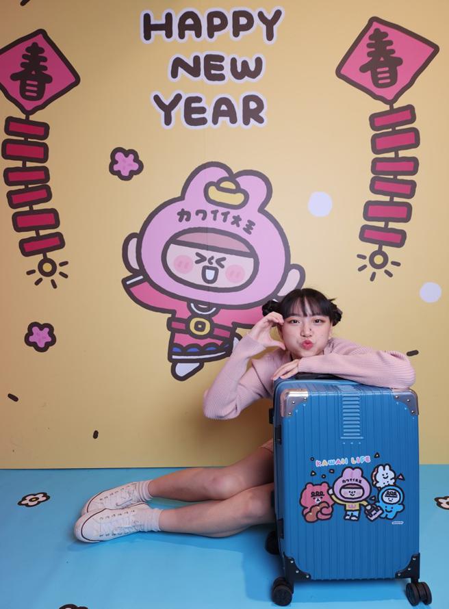 （廣三SOGO百貨今年的春節褔袋，獨家聯名可愛大王行李箱，限量300份，明年1/7起開放預購！圖／廣三提供）