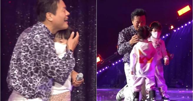 JYP朴轸永开演唱会，没想到两个女儿衝上台，让他呆掉只好赶快说「让我再唱一首就好」。（图／翻摄自JYP IG）