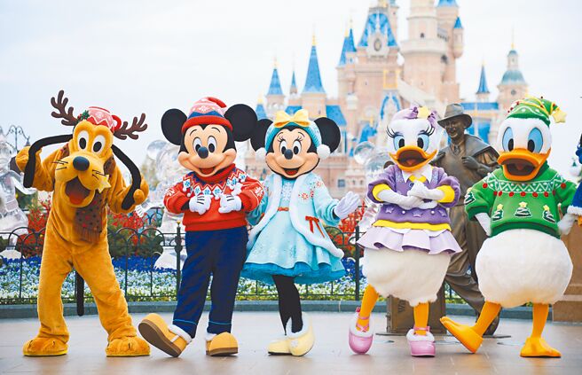 大陆国务院联防联控机制外事组27日宣布，自明年1月8日起，不再对入境人员实施全员核酸检测，旅客只须凭行前48小时的核酸阴性证明即可入境，发烧且快筛阳性者，若属无症状感染或轻症，则可採居家隔离。图为上海迪士尼乐园12月8日重新开放。（中新社）