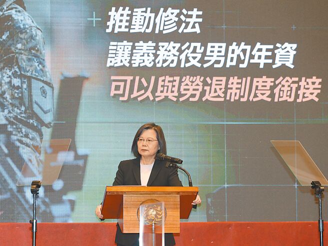 蔡英文總統暌違745天終於「給問了」，圖為蔡總統27日主持「強化全民國防兵力結構調整方案記者會」。（杜宜諳攝）