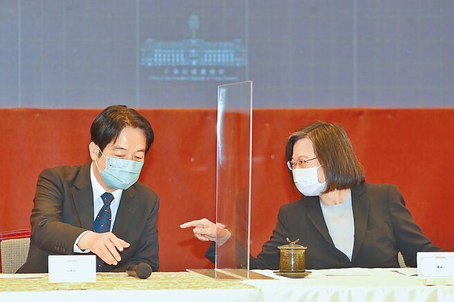 參選民進黨主席的副總統賴清德（左）針對敗選原因，歸咎於年輕人沒有出來投票，及民進黨疏忽與年輕人對話。（杜宜諳攝）