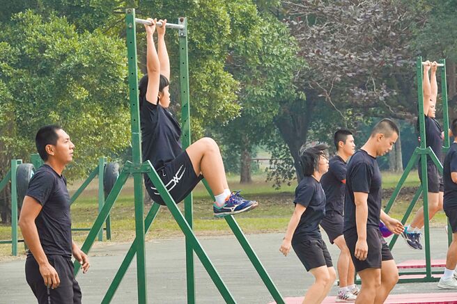 蔡政府昨天终于拍定役期延长1年案。图为陆军学员体能训练的画面。（本报资料照片）