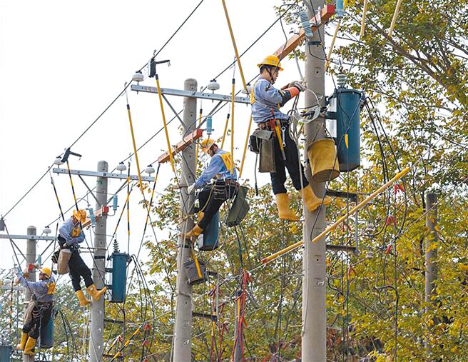 大缺爬電杆的配電線路搶修人員，台電明年5月將進行10年來最大規模技術員招考。(台電提供)