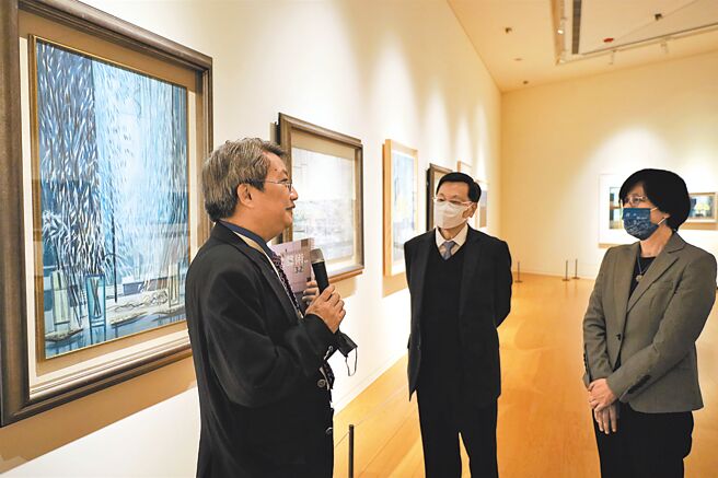 亚大现代美术馆举行「台湾水彩画的非具象派─萧如松百年冥诞纪念巡迴展」，亚大校长蔡进发（中）、新竹县政府秘书长陈季媛（右），听取亚美馆馆长潘襎（左）介绍萧如松的画作内涵。（亚大现代美术馆提供／张妍溱台中传真）