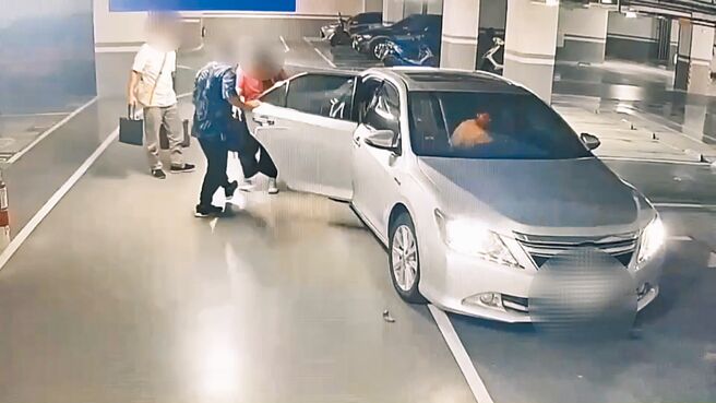 不只新北淡水，桃园中坜青埔也发现有诈团诱骗民眾当猪仔，新北警方11月3日再救出32名受害者，并发现有3人已死亡遭弃尸；图为嫌犯把被害人押进车内。（警方提供／黄敬文新北传真）