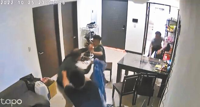 26名被害人被囚禁在淡水新市镇一栋社区大楼内仅5坪的房间，被害人稍有反抗或不听从指示便遭诈团成员虐打。（警方提供／黄敬文新北传真）